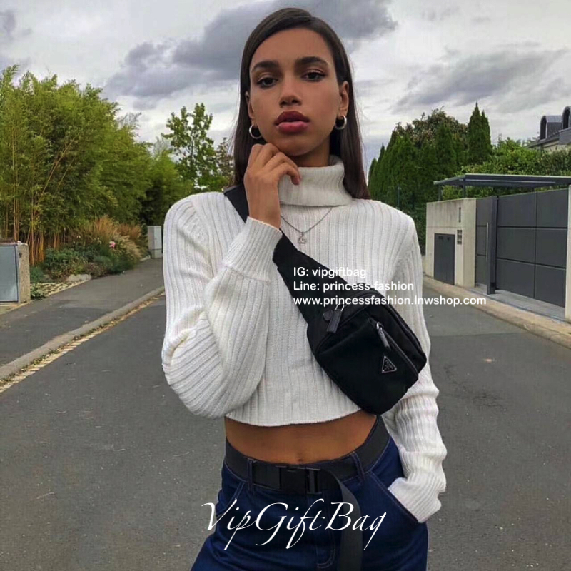 รีวิวเพิ่มค่าา ละครดังยังใช้นะค้าฟ **กระเป๋าคาดอก จากแบรนด์ Prada วัสดุทำจากผ้าNylon อย่างหน้า อยู่ทรงสวยเลยคะ ขนาดกะทัดรัด ใส่มือถือ บัตรเครดิต ได้เหลือๆคะ ด้านหน้ามีช่องซิปแยกให้คะ ด้านในบุผ้าลายแบรนด์อย่างดี มีป้ายโลหะแบรนด์ พร้อมช่องใส่ของแยกอีกด้วยคะ