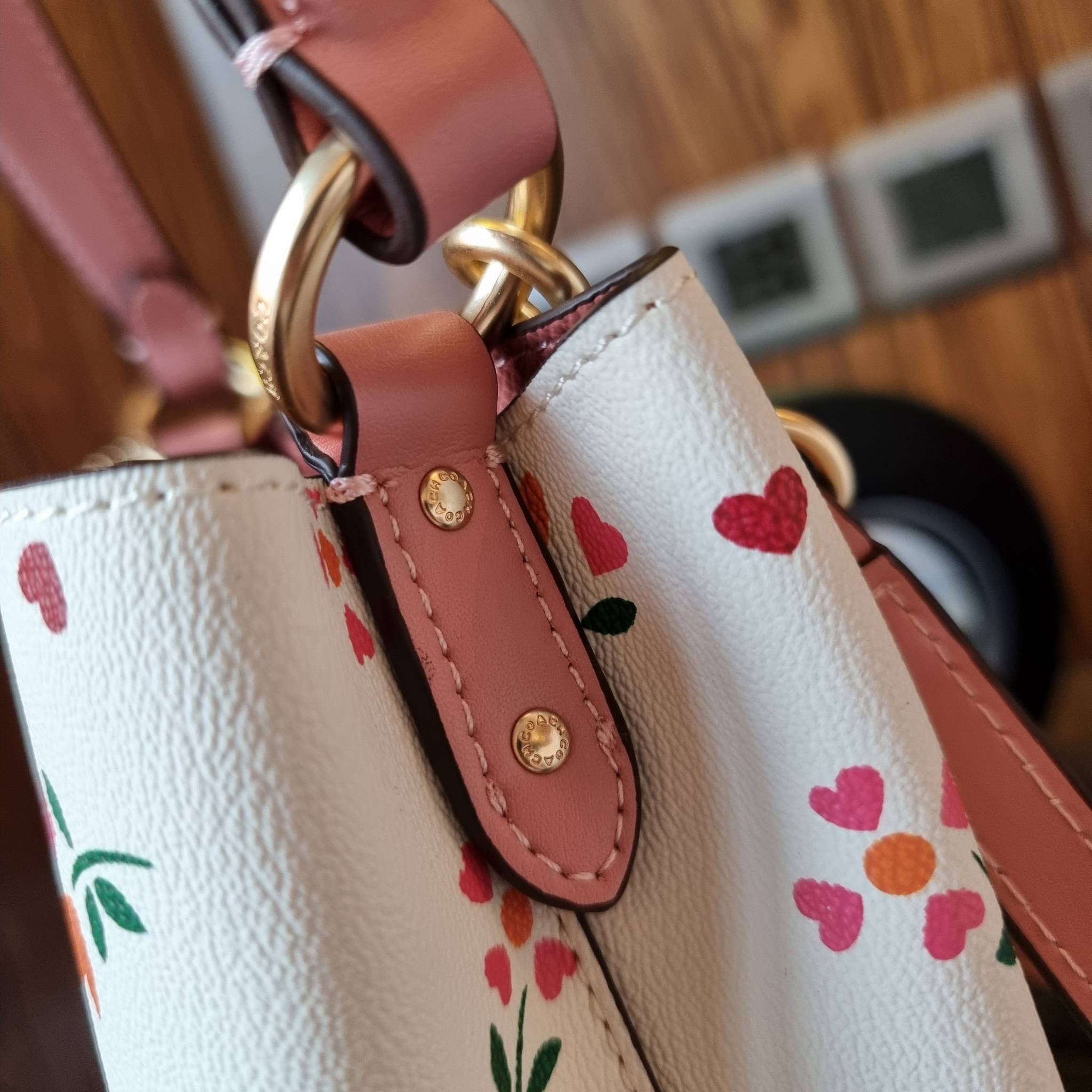 COACH C7976 SMALL TOWN BUCKET BAG WITH HEART PETAL PRINT 💕💜💕💝 คอลเลคชั่นใหม่ล่าสุด ที่พร้อมให้สาวๆได้สวยในเทศกาลแห่งความรัก กระเป๋าทรงบัคเก็ตไซส์เล็ก ดีไซน์ลวดลายสุดคิ้วท์ ช่อดอกไม้หัวใจ เห็นแล้วต้องปิ๊ง!! วัสดุหนัง pepble 
