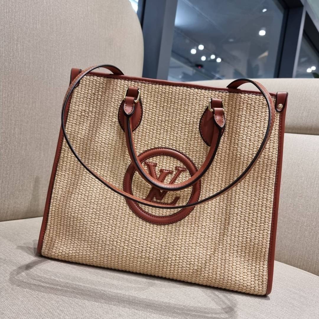 VIP 🥂 LV RAFFIA TOTE BAG ไอเท็มเอ็กซ์คลูซีพใหม่ล่าสุดก่อนใคร กระเป๋าสะพายใบใหญ่รุ่นลิมิเต็ด หายาก ด้วยวัสดุสังเคราห์จากธรรมชาติ สานเต็มใบออกมาเป็นลวดลายสวยงาม และยังโดดเด่นด้วยโลโก้ สีโทนอุ่น ทำให้ไอเท็มนี้ ดูดีน่าค้นหา ด้วยทรงโท้ทที่ทำให้สามารถจั