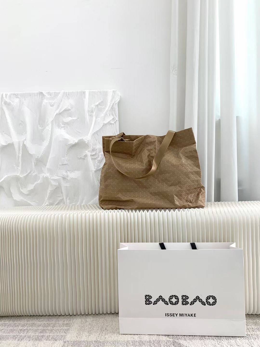 VIP 】Bao Bao Issey Miyake Cart Tote Bag พร้อมส่งที่ไทย รุ่นใหม่ล่าสุด สามารถใช้ได้ทั้งผู้หญิงกับผู้ชาย เบาสบายจุของได้เยอะสามารถทนทานต่อน้ำหนักได้สูงใช้งานได้ยาวๆเลยค่ะ