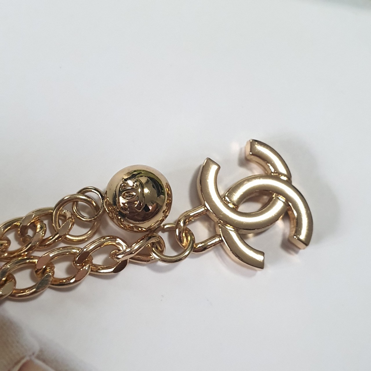 พร้อมส่งรุ่นขายดี! Don't Miss! Chanel Beaute Wallet Complimentary VIP Gift With Purchase (GWP) กระเป๋าสตางค์พรีเมี่ยมกิ๊ฟ จาก Chanel Cosmetic Counter Duty free วัสดุหนังคาเวียร์สวยหรูเปิดปิดด้วยซิปสะดวกใช้ ด้านหน้าประดับโลโก้แบรนด์อะไหล่ทอง ภายในมีช่