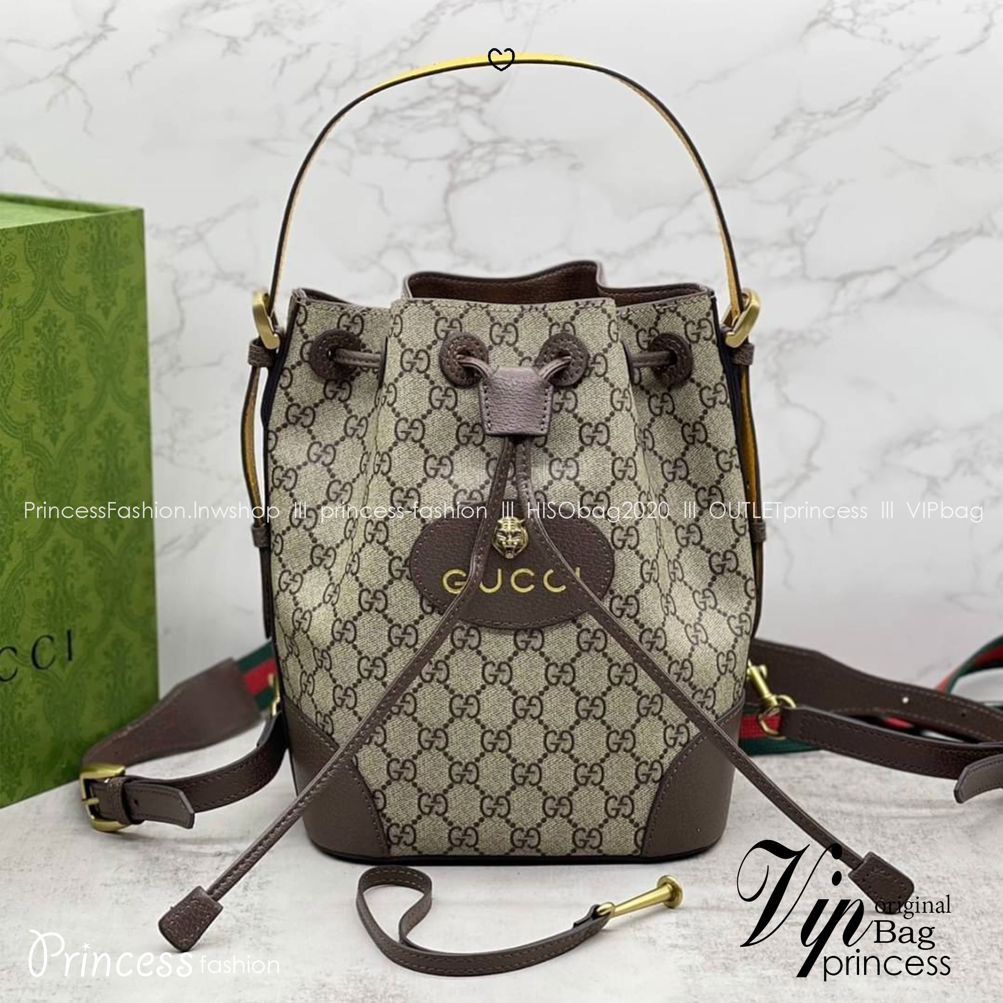 GUCCI Neo Vintage GG Supreme backpack กระเป๋าถือ ปรับใช้เป็นกระเป๋าเป้สะพายหลังได้ ดีไซส์วินเทจ แถบข้างเหลืองสวยเด่น ขนาดกำลังสวย ใส่ของได้เยอะ แบบลิมิเต็ดสุดๆ คลาสสิคไม่มีเบื่อ everyday bag เหมาะมากๆ