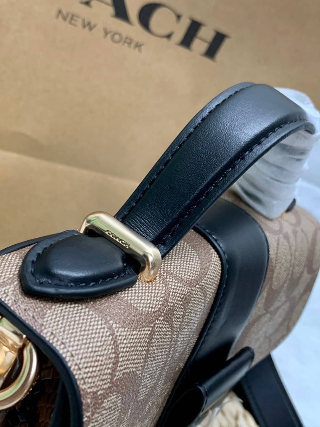 ของแท้ 💯% COACH SMALL GEORGIE TOP HANDLE IN BLOCKED SIGNATURE CANVAS ((6504//0468)) กระเป๋าหิ้ว//สะพายข้างได้ วัสดุหนังแท้