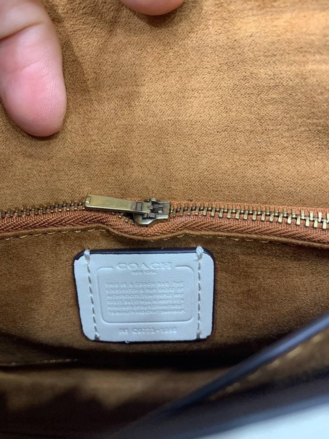 COACH TABBY TOP HANDLE 20 พร้อมส่งที่ไทยค่ะ! กระเป๋าหิ้ว//สะพายข้างได้ หนังแท้อย่างดี กหนึ่งใบทำหนังสองลายได้อย่างสวยงาม พร้อมโลโก้รุ่นใหม่ล่าสุดดูดีมากๆค่ะ เปิดปิดกระเป๋าแบบกดล็อค ภายในมีช่องหลักสองช่อง ใส่มือถือได้ทุกรุ่น;กระเป๋าเงินใบกลางได้;ของจำเป็นจ