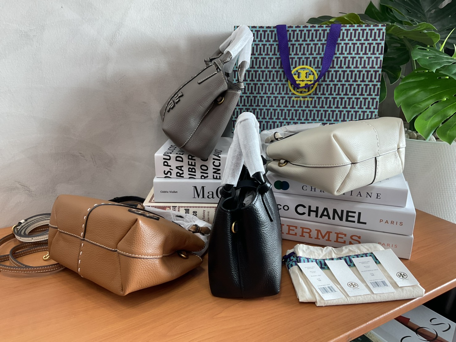 Tory Burch McGraw Mini Satchel กระเป๋าถือ/สะพาย Crossbody วัสดุหนังลูกวัวแท้ 100% ด้านหน้าประดับโลโก้หนัง ตัดเป็นรูปตัว T สัญลักษณ์แบรนด์ ตัวกระเป๋าเดินด้ายเล่นลายเพิ่มลูกเล่น เพื่อความเก๋!!