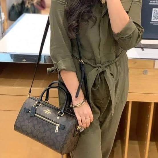 COACH F83607 ROWAN SATCHEL IN SIGNATURE CANVAS กระเป๋าทรงหมอนยอดฮิต คลาสสิคใช้งานได้ไม่มีเบื่อ มาครบสีขายดี ด้วยรูปทรงสวยงาม และใช้งานได้อย่างกระฉับกระเฉง วัสดุหนังแคนวาสเคลือบลาย ทนทาน ภายในโล่งกว้าง มีช่องซิปและแบ่งสัดส่วนได้ลงตัว บอกเลยว่าสาวๆพลาดไม่ได