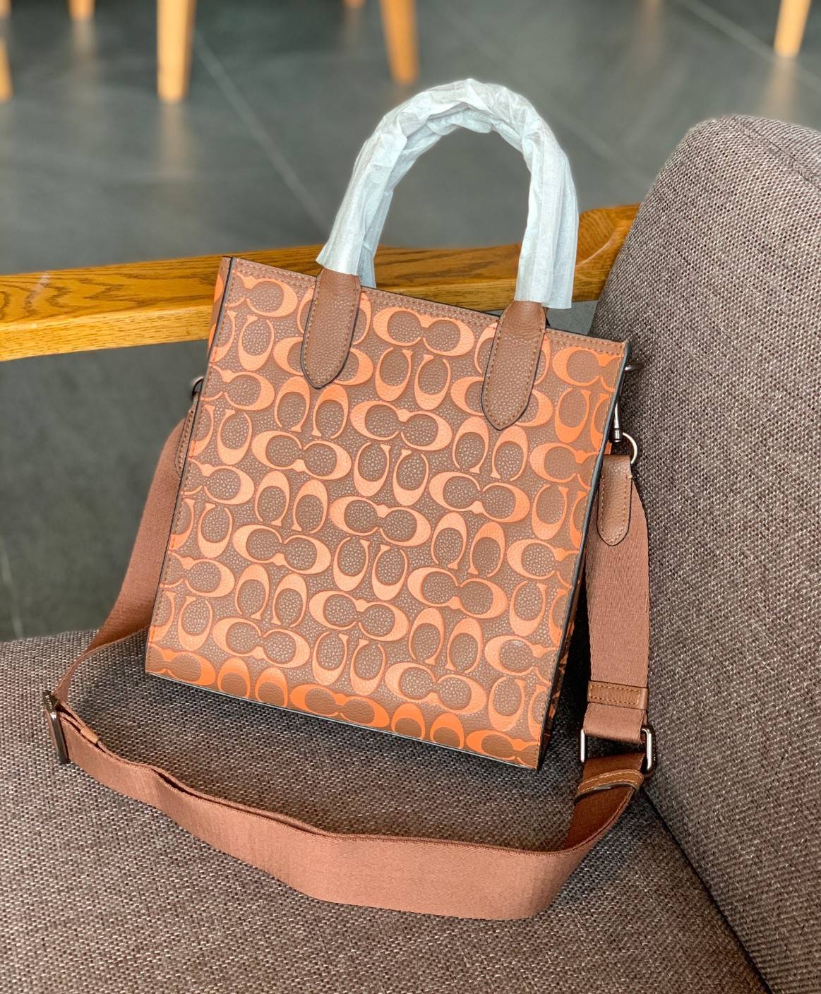 COACH COLORFUL GOTHAM TOTE SIGNATURE ((CA814)) รุ่นนี้ใช้ได้ทั้งผู้ชายและผู้หญิง ขนาดกลางๆกำลังสวยเลยค่ะ ใหม่ล่าสุด ก่อนใคร! กับกระเป๋าที่รังสรรค์สีออกมาได้สดใส เรียกได้ว่าจัดเต็มในเรื่องสีมีเดียวค่ะ หนังแท้ ลายหนังสวย บวกกับโลโก้แบรนด์ทั้งใบที่ลงลายสีได้