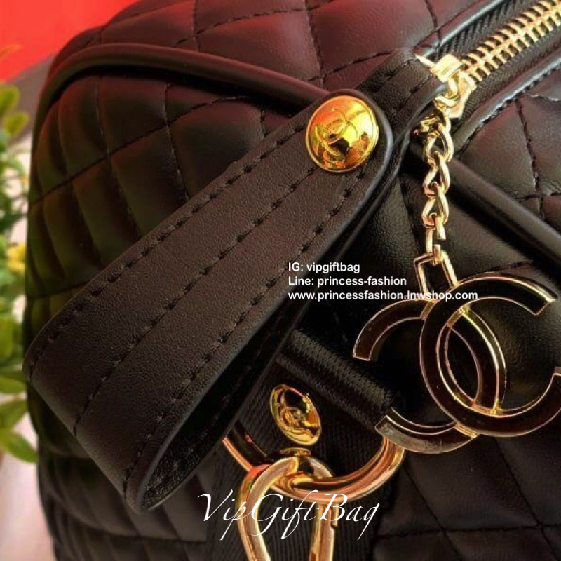 CHANEL VIP GIFT Large Travel Bag กระเป๋าเดินทางใบใหญ่ Gift With Purchase (GWP) รุ่น Limited Edition พรีเมี่ยมกิ๊ฟของเเท้จาก Chanel Counter หนังลายตารางเนื้อหนาสีดำกันนำ้ดูแลรักษาทำความสะอาดง่าย ด้านหน้ามีโลโก้แบรนด์ เปิดปิดด้วยซิปสะดวกใช้ หัวซิปแบรนด์อะไห
