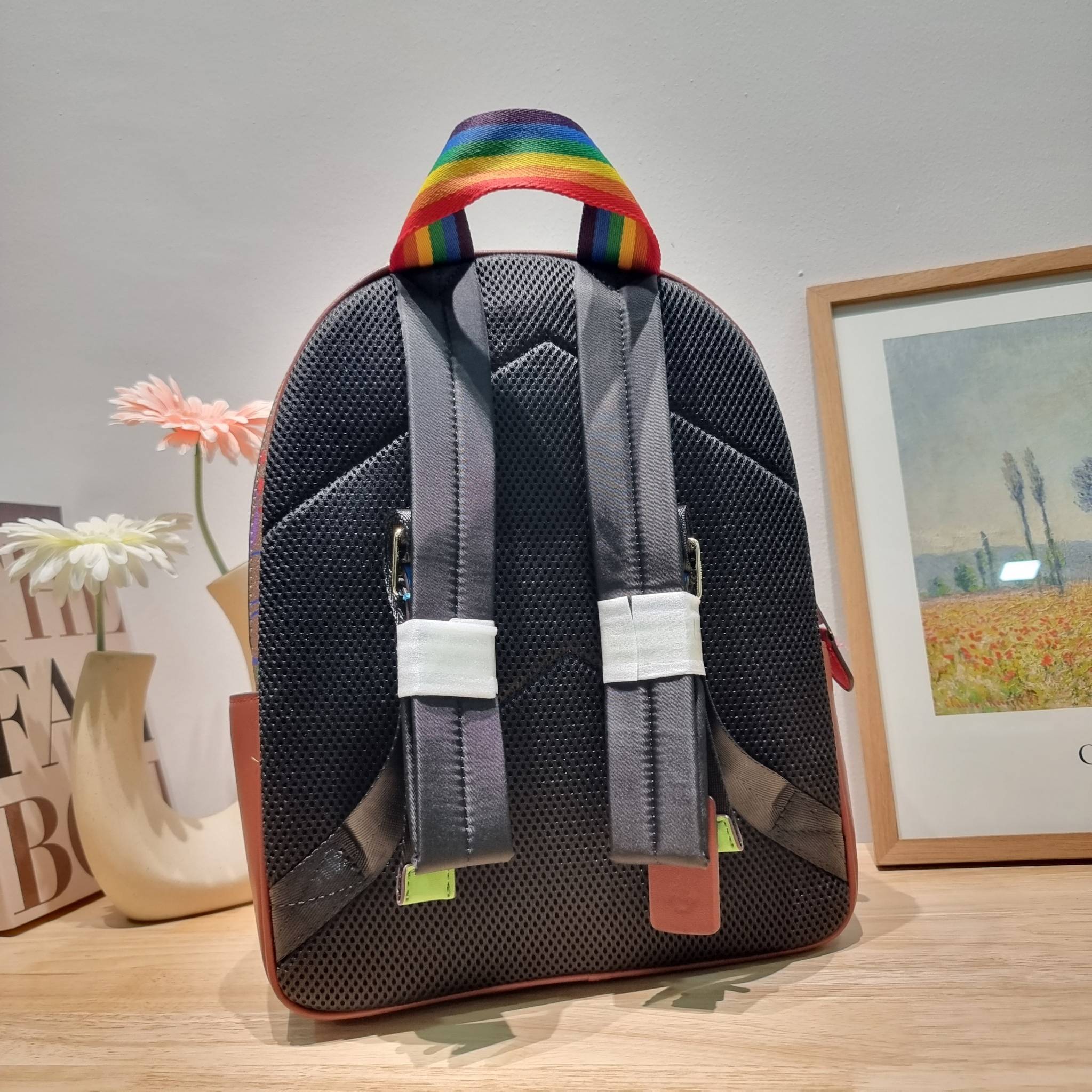 Coach Court Backpack In Rainbow Signature Canvas CA140 กระเป๋าเป้ต้องมาแล้ว ช่วงส่งท้ายปี เทศกาลที่ใครๆก็ไปเที่ยว ใบนี้ตอบโจทย์แน่นอน โดดเด่นด้วยลวดลายสีรุ้ง วัสดุหนังแคนวาส มีช่องซิปให้เลือกใส่ได้มากมาย แย่งสัดส่วนไว้เป็นอย่างดี ด้านหลังบุนวมซอฟท์หลังเวล