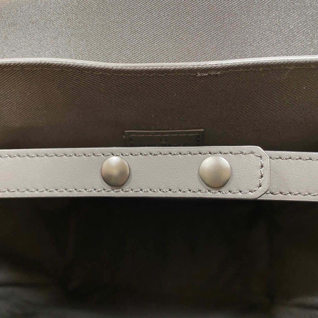 ORI หนังแท้ | LV Fastline Backpack กระเป๋าสะพายหลังรุ่น Fastline โดดเด่นด้วยดีไซน์มุมตัดและรูปทรงเรียบหรูอันเป็นเอกลักษณ์ของคอลเล็คชั่น LV Aerogram สีดำเต็มใบสวยหรูคลาสสิค ประดับเนมแท็ก