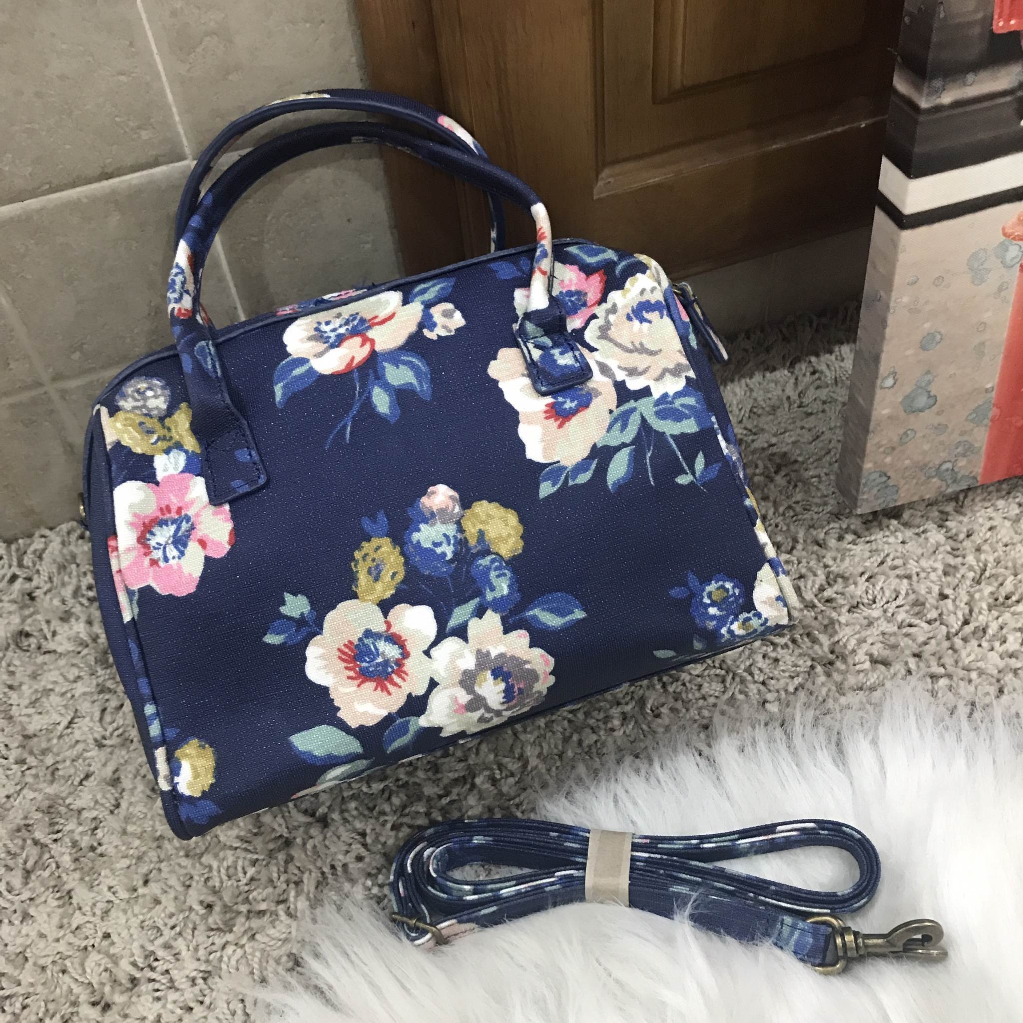 Cath Kidston bowling bag กรี้ดกับความน่ารักของกระเป๋าแบรนด์นี้ค่ะ กระเป๋าทรง bowling bag จาก cath kidston ชนช้อป ค่ะ ขนาดกลางจุของ ทั้งกระเป๋าสตางค์ กระเป๋าเครื่องสำอางค์ เปิดปิดด้วยซิป มีมาครบสามลายแล้วค่ะ นี้หนังแข็งเป็นทรงไม่ย้วย ใช้งานง่าย แนะนำมากๆเล