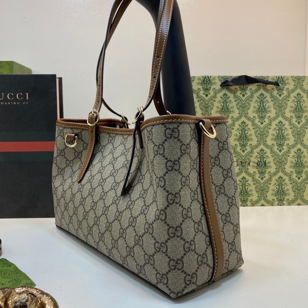 Top ORI หนังแท้ | GUCCI GG Emblem medium tote bag 30cm / GUCCI Tote Bag กระเป๋าสะพายทรงโท้ท คอลเล็กชั่นใหม่ตีความประวัติศาสตร์แห่งความสง่างามและงานฝีมือของแบรนด์ขึ้นใหม่