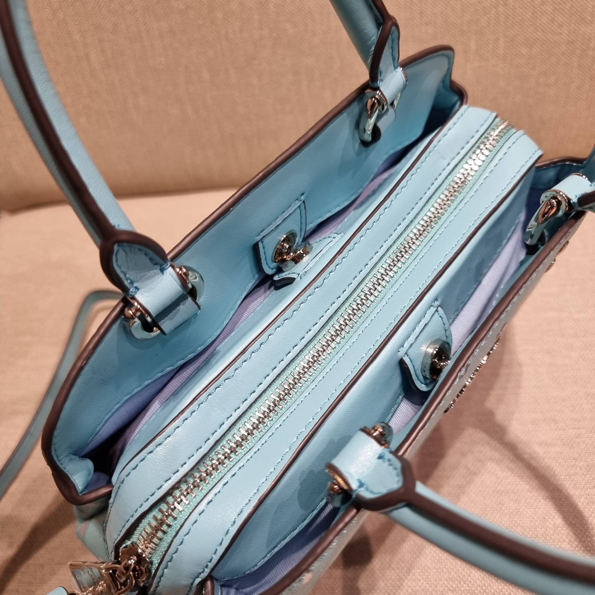 COACH C8216 MINI LILLIE CARRYALL WITH MYSTICAL FLORAL PRINT สีใหม่ล่าสุด กับรุ่นที่สุดของความขายดี คอลยอดฮิตในลวดลายสุดชิค กระเป๋าสะพายทรงสวย ที่ดีไซน์ออกมาให้ใช้งานง่าย สะดวก สวย หรู ดูดี!! วัสดุหนังแคนวาสเคลือบลาย มาพร้อมสายสะพายข้างและหูจับในตัว ถอดออก