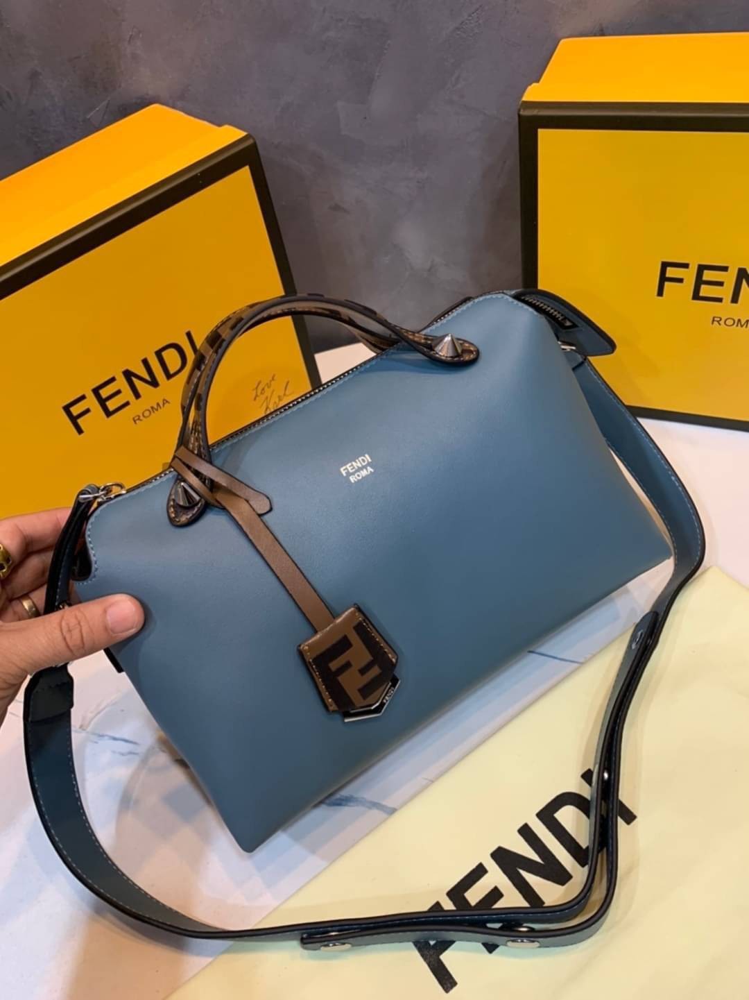 FENDI By The Way tote น้องงกลับมาแล้วว ใครรออยู่ห้ามพลาดจร้าา สวยๆอย่างนี้อดใจยังไงไหว!! กระเป๋ารุ่นที่ไม่ว่าจะใช้แบบหิ้วหรือสะพายข้างก็สวยทุกลุค แถมแมทกับชุดได้ง่าย เหมาะกับทุกๆวัน สินค้าพร้อมส่ง มีจำนวนจำกัด