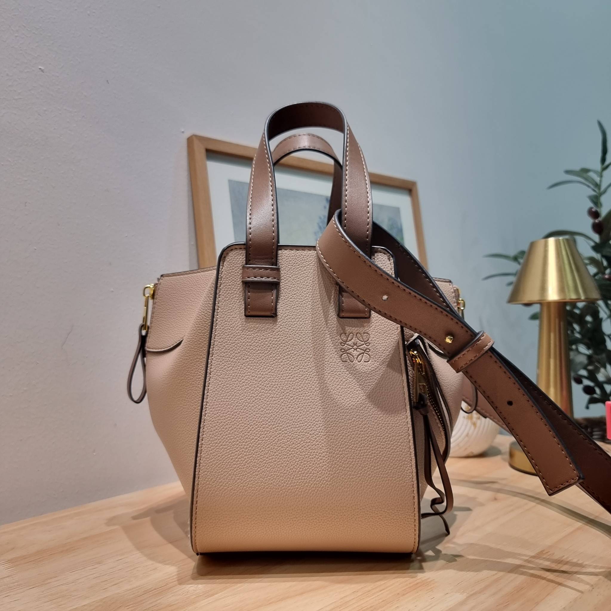 LOEWE SMALL HAMMOCK IN SAND GRAINED LEATHER คอลสุดฮิต ไอเท็มยอดนิยม ที่ใครๆก็ใช้กัน!! กระเป๋าสะพายดีไซน์สุดแซ่บ ที่สามารถปรับเปลี่ยนรูปทรงได้หลากหลาย