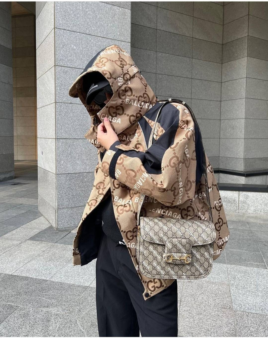 GUCCI x Balenciaga Horsebit 1995 รุ่นเด็ดสุด!! ฮ็อตสุด!! ที่ไม่ว่าใครก็ต้องรอคอย กับโปรเจคสุดเลิศ Balenciaga × Gucci strap shoulder bag กระเป๋าสะพายไหล่/สะพายข้าง ดีไซน์ใหม่ที่คอลแลบระหว่าง 2 แบรนด์สุดโต่งในเรื่องแฟชั่น รับรองความสวยไม่โป๊ะ วัสดุหนังแคนวา