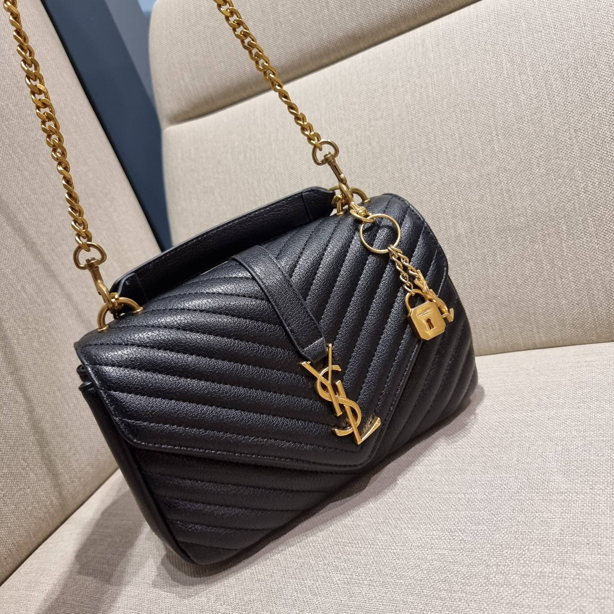 Yves Saint laurent crossbody boutique vip bag กระเป๋าสะพายไหล่ ดีไซน์ทรงสวยหรู พิเศษ แถมฟรี พวงกุญแจห้อยโลโก้ ดูแพงไปหมดจริงๆไอเท็มนี้ วัสดุหนังสังเคราะห์ลายคาร์เวีย เปิด-ปิดด้วยกระดุมแม่เหล็ก ภายในโล่งกว้าง แบ่งสัดส่วนไว้อย่างดี มาพร้อมหูจับในตัว และสายส
