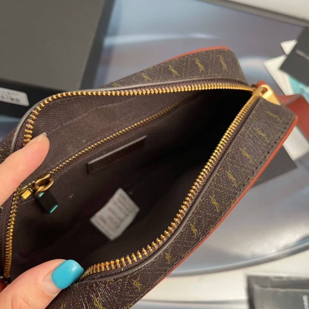 YVES SAINT LAURENT BAG กระเป๋าสะพายสไตล์วินเทจทรงเหลี่ยม งานหนังแท้สวย โทนสีผู้ดีมากค่ะ ภายในโล่งจะสะพายไหล่ CROSSBODY ก็ดูดี สินค้ามาพร้อมถุงผ้าและกล่องแบรนด์พร้อมส่งที่ไทยราคาสุดคุ้ม สาวก YSL ห้ามพลาด!