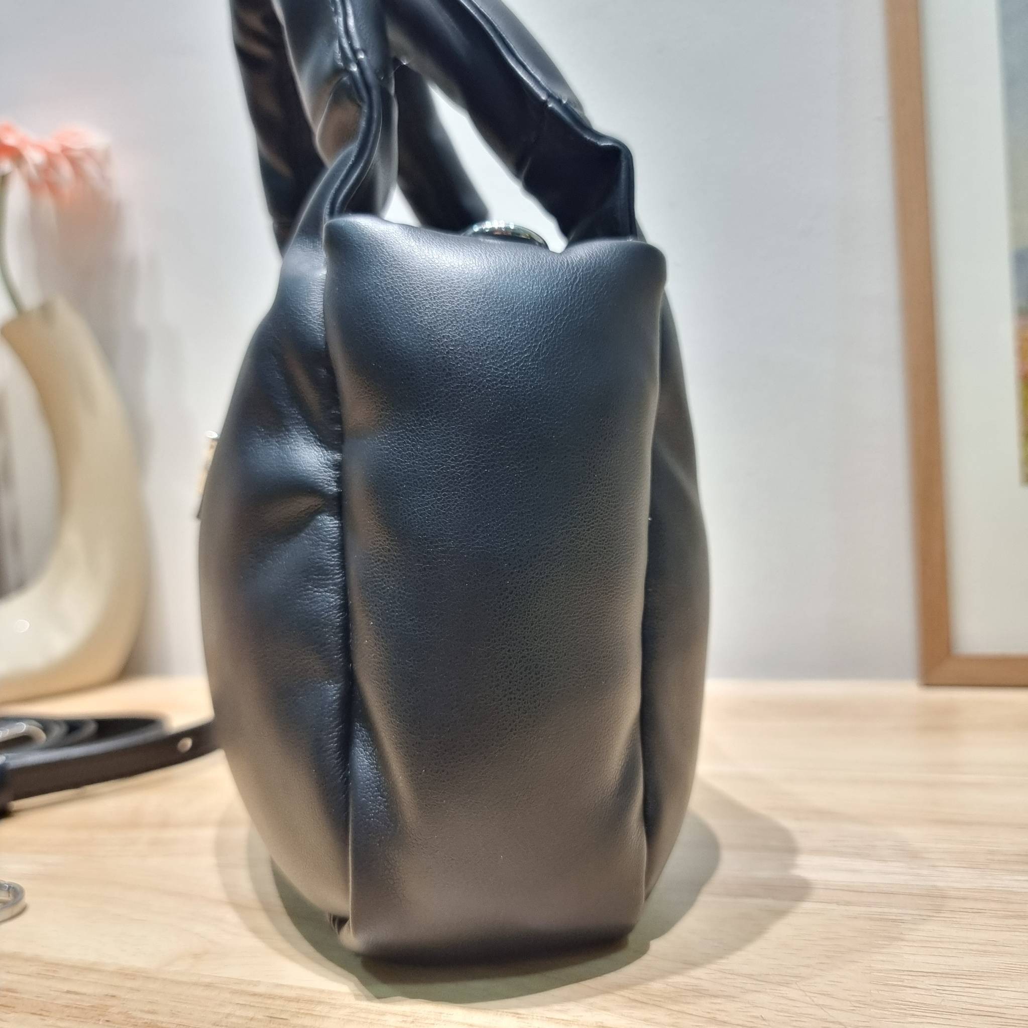 PRADA Small padded Soft nappa-leather bag พร้อมส่ง 4 สี น้องใหม่ล่าสุด กับคอลเลคชั่นที่ทำออกมาตอบโจทย์ได้ทุกไลฟ์สไตล์ **ราคาพิเศษสุดคุ้ม งานสวยเกินราคา