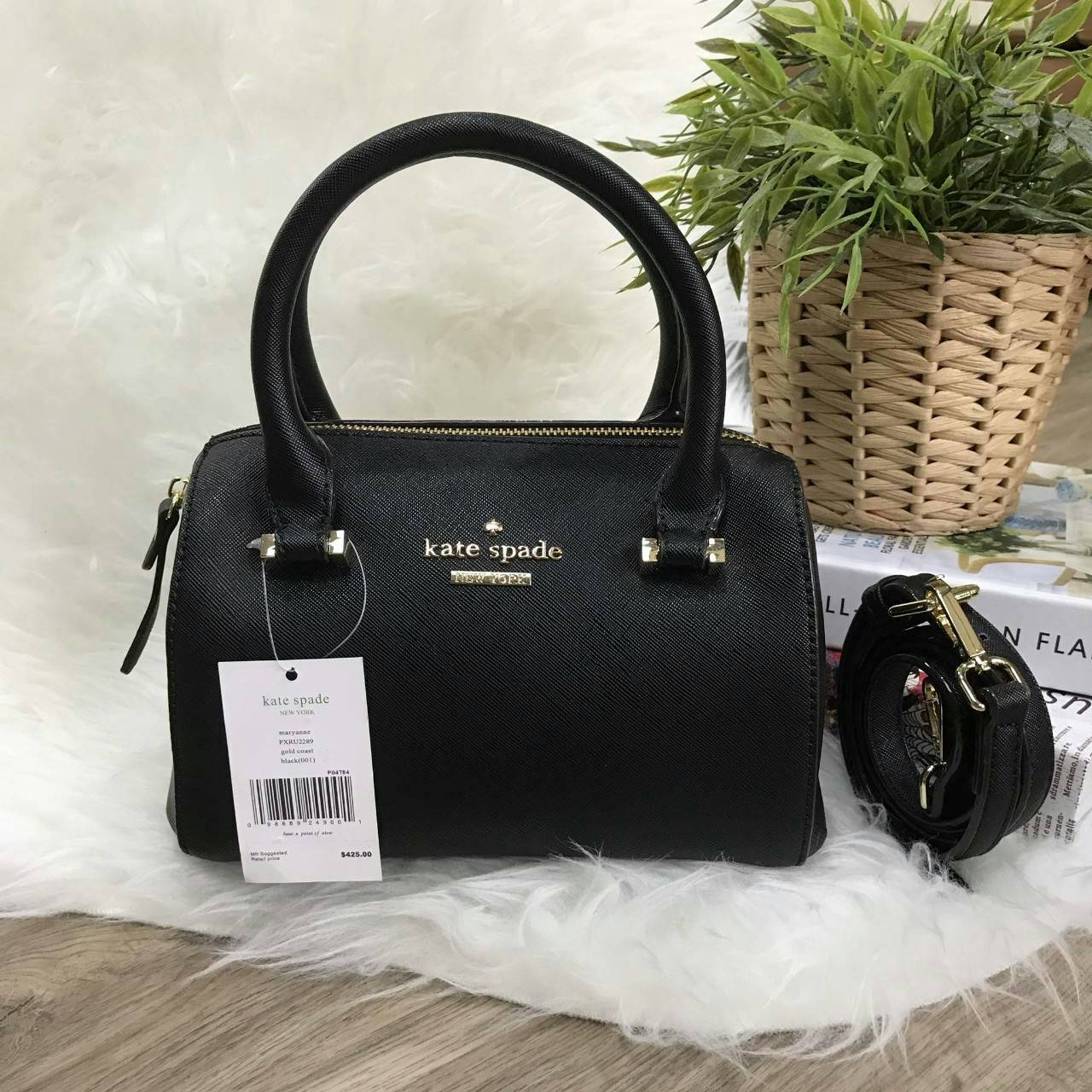 Kate Spade New York Cedar Street Bowling Bag กระเป๋าถือหรือสะพายหนัง Saffiano ทรง Bowling สวยหรู อยู่ทรงสไตล์ PRADA ด้านหน้าประดับโลโก้สีทองหรู มาพร้อมสายสะพายยาวถอดได้ปรับได้ ภายในมีช่องซิปและช่องใส่มือถือ ใส่กระเป๋าสตางค์ใบยาวของใช้ได้จุ น้ำหนักเบาขนาดก