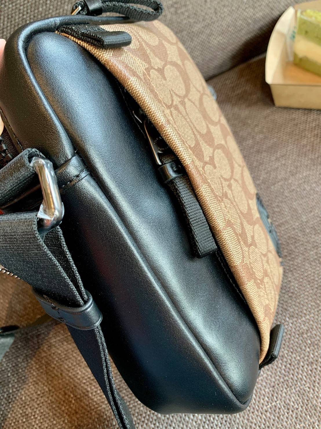 รุ่นที่คุณผู้ชาย2021 ต้องมีค่ะ💥 COACH 6788 EDGE STRADDLE SHOULDER BAG พร้อมส่งที่ไทย น่าใช้มากๆค่าา🔥 กระเป๋าสะพายแบบครอสบอดี้ร์ ทรงสวย หนังแท้นิ่มอย่างดีค่ะ ด้านหน้ามีช่องซิปซ่อนให้หนึ่งช่องนะคะ เปิดปิดช่องหลักแบบซิปคู่ภายในลึก ใส่ของจำเป็