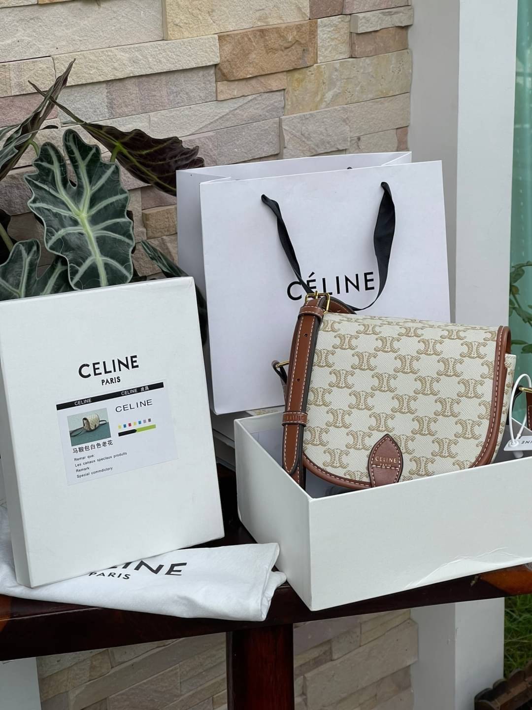 CELINE MEDIUM FOLCO BAG IN TRIOMPHE CANVAS หากใครที่กำลังมองหากระเป๋าสะพายข้าง ขนาดกะทัดรัด และเรียบหรู ต้องใบนี้เลยค่ะ เป็นกระเป๋าเปิดปิดแบบแบบฝาผับที่มีรูปทรงโค้งและที่ล็อกรูปทรงคล้ายเข็มขัด อีกทั้งยังสะท้อนความสวยสไตล์สาวปารีสได้อีกด้วย ด้านในของรุ่นนี