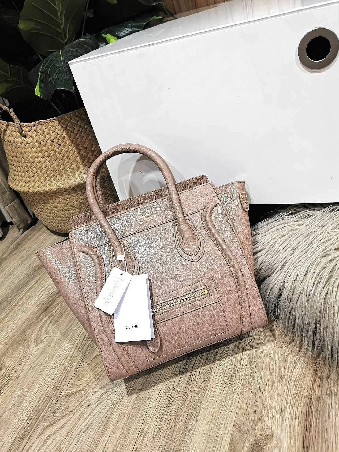 VIP 🥂 Celine Nano Luggage Desert Rose / CELINE HANDLE BAG GIFT วัสดุหนังแท้ Calf Skin มาในดีไซน์สุดหรูยอดนิยมหนังนิ่มหอมขึ้นเทคเจอร์สวยอยู่ทรง เปิดปิดด้วยซิปสะดวกใช้ ด้านหน้ามีโลโก้แบรนด์ ภายในโล่งกว้างและจุ มีช่องซิปและช่องPocketใส่มือถือของใช้ได