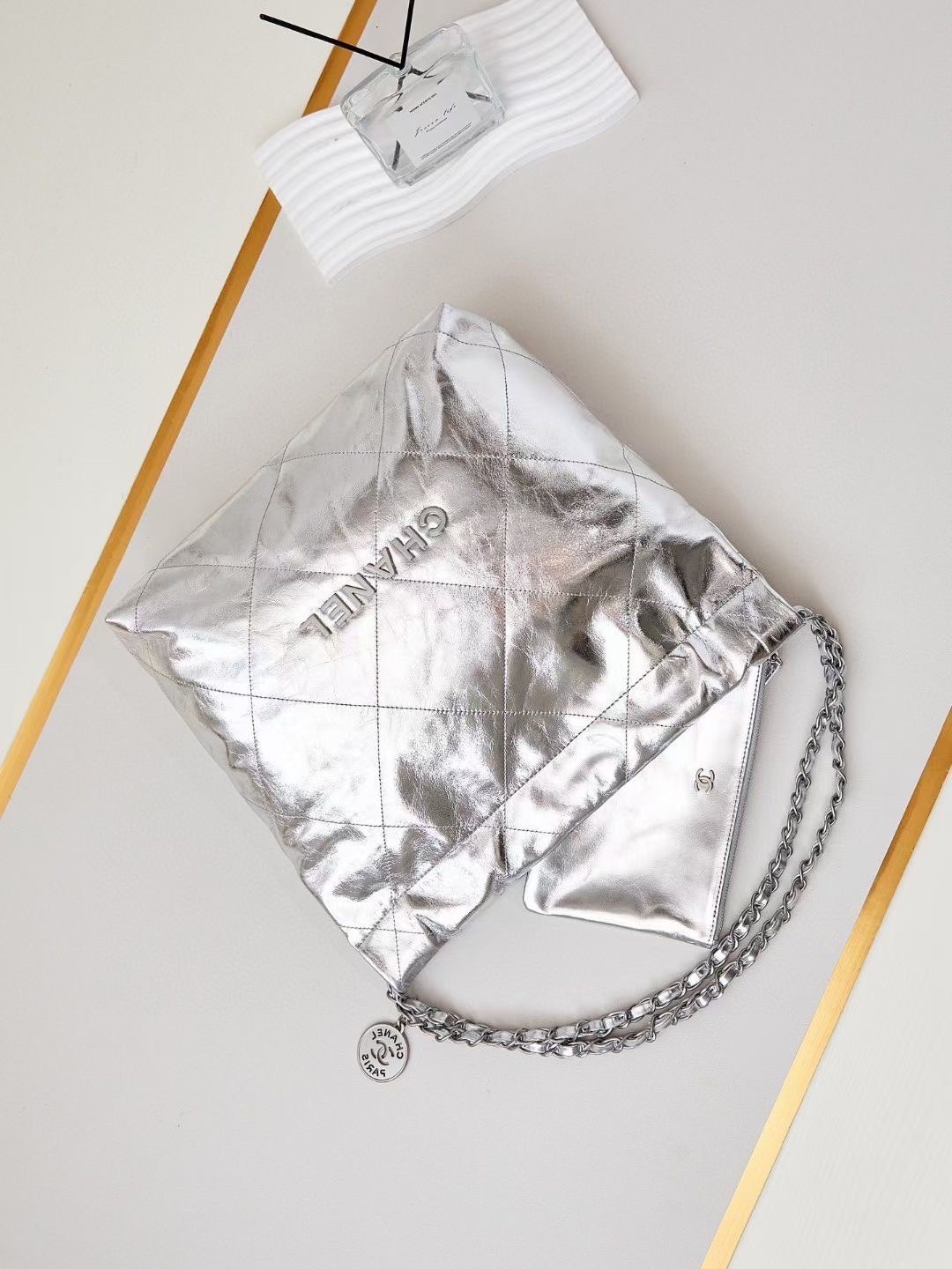 CHANEL 22 Medium HANDBAG In Metallic & Gold-Tone Metal กระเป๋าสะพายสีเมทัลลิค เกรดออริ ท็อป สลับแท้ 1:1 เกรดดีสุด ผ่านทุก ตม หนังแท้สวย ใช้งานต่างประเทศได้