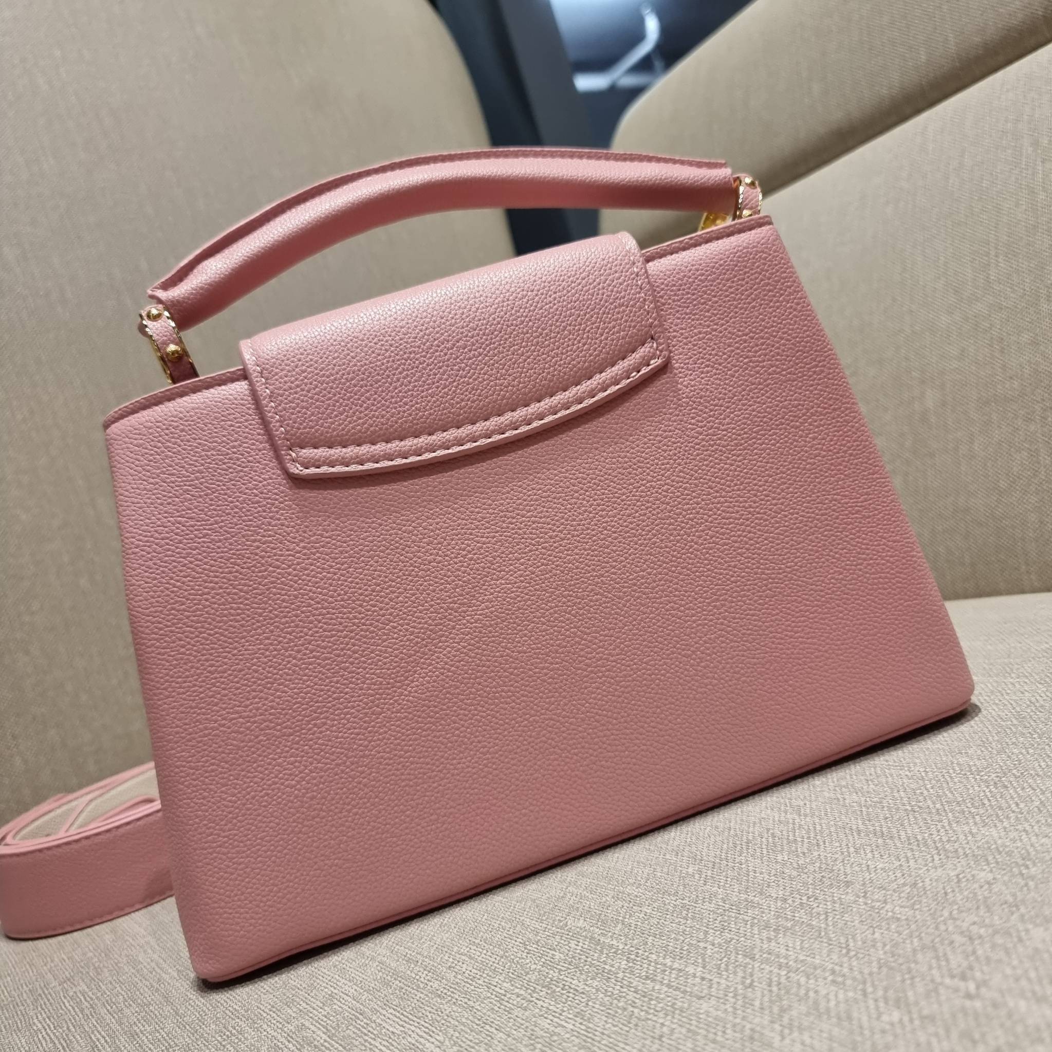 LV capucines top handle ที่สุดของความสวยในราคาเบาๆ กระเป๋าถือสุดหรู ดีไซน์ทรงคลาสสิค พร้อมลวดลายหรูหรา มาพร้อมหูจับในตัว ด้วยรูปทรงวินเทจและวัสดุหนังลูกวัว สัมผัสดี ขับผิว ทำให้ไอเท็มนี้สะกดทุกสายตาจริงๆ และยังมีลูกเล่นที่ฝาปิดกระเป๋า ที่สามารถปิด หรือสอด