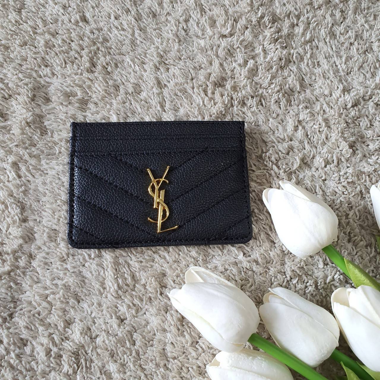 งานหรูเว่อวัง พร้อมส่งคะ YSL card holder in Black(GWP) 💳 จากพรีเมี่ยมกิ้ฟแบรนด์หรูอย่าง YSL ดีไซน์สวยเก๋ หนังคาเวียร์dด้าน ประดับ Logo brand อะไหล่ทอง *ขนาดกำลังน่ารัก ใส่บัตรได้ถึง 5 ใบ พกพาสะดวก จะซื้อไว้ใส่บัตรใบหรู หรือซื้อให้เป็นของขวัญ ก็ควร
