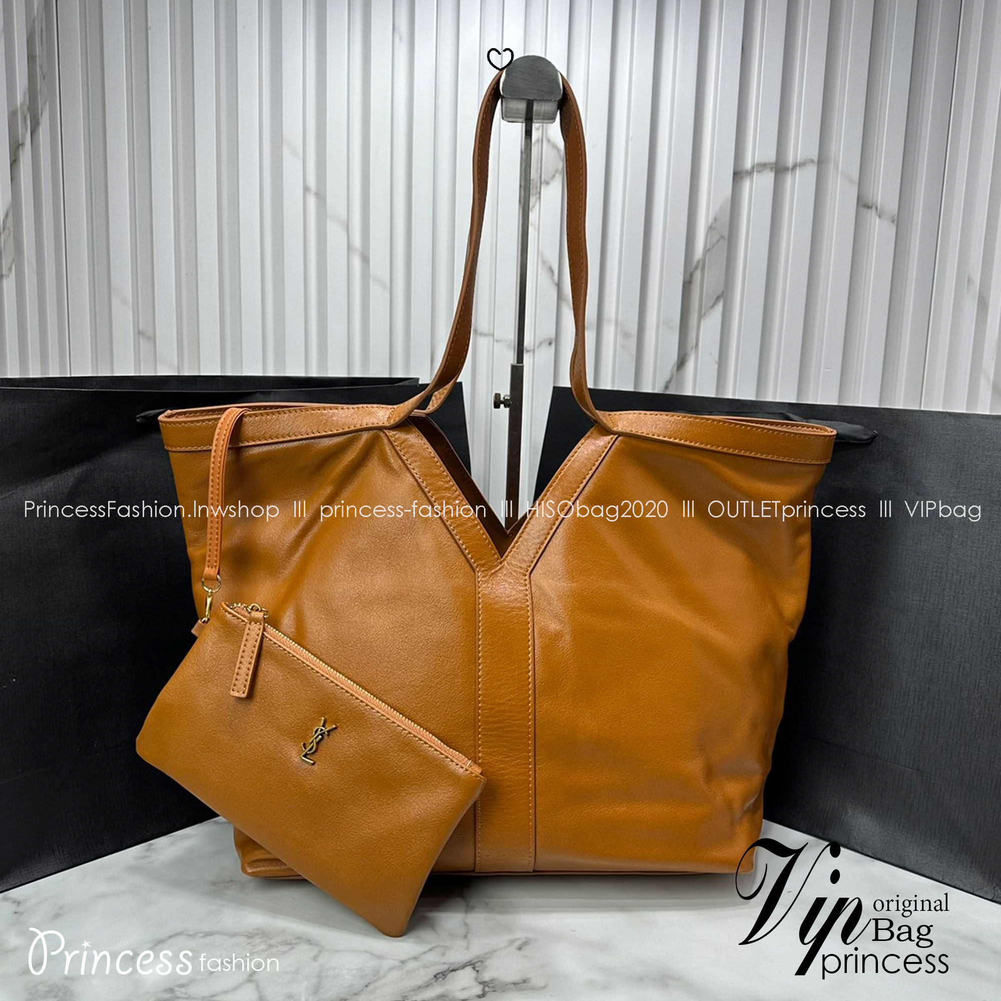 YSL Y TOTE IN LEATHER BAG กระเป๋าสะพายทรงโท้ทใบใหญ่ รุ่นใหม่ล่าสุด งานหนังแท้สวยเต็มใบ ดีไซส์เรียบหรูดูแพงอย่างแท้จริง ภายในโล่งกว้างมาก จุของได้เยอะสุด เอาใจสายแบกแต่ยังคงความหรูไว้ในตัวอย่างแน่นอน