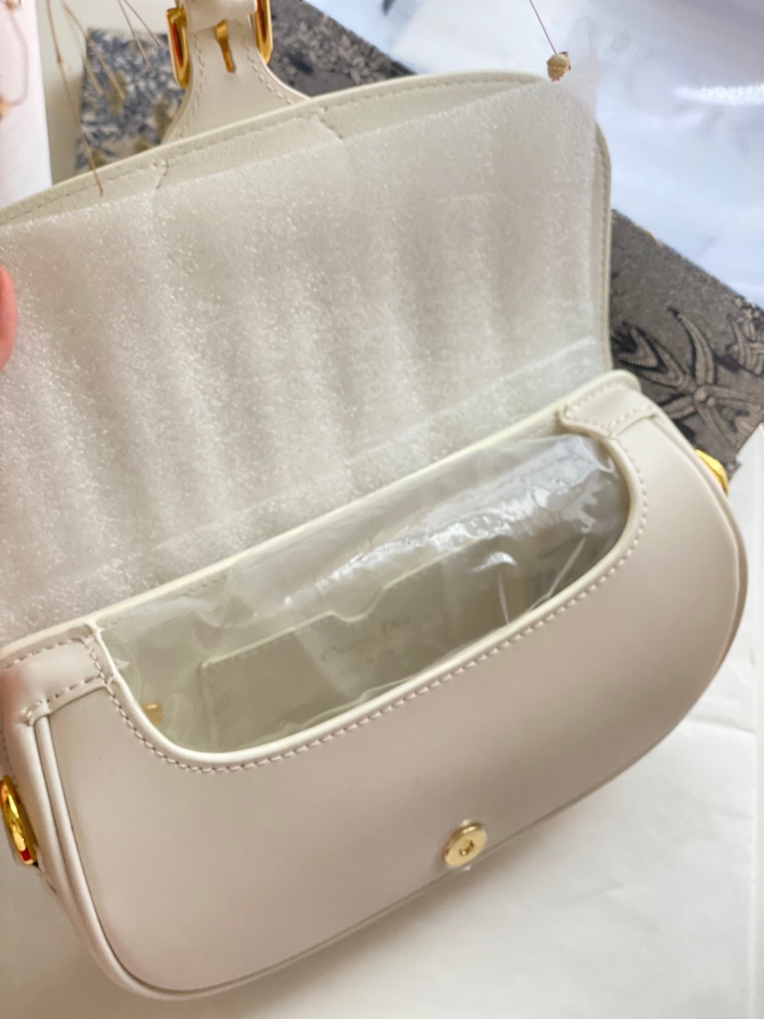 หนังแท้ DIOR BOBBY EAST-WEST BAG พร้อมส่งที่ไทย งานหนังแท้ทั้งใบเกรดออริจินอล ภาพสินค้าถ่ายจากงานขายจริง ใช้งานต่างประเทศได้ รุ่นใหม่ในฤดูกาลนี้ เพิ่มความทันสมัยให้กับซิลลูเอทของ Hobo ผ่านเส้นสายที่สง่างามและสัดส่วนที่กลมกลืนกัน สไตล์หนังลูกวัว โดดเด่นด้ว