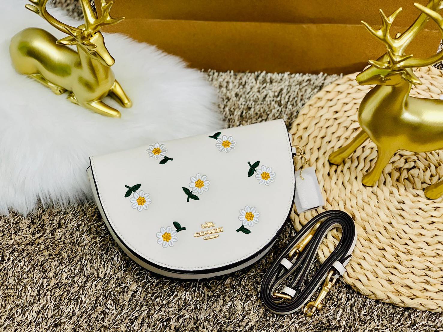 ใหม่ล่าสุด สวยก่อนใครแน่นอนค่า😘COACH ELLEN CROSSBODY WITH DAISY EMBROIDERY((C2863)) 💐พร้อมส่งจำนวนจำกัดค่ะ! กระเป๋าสะพายแบบครอสบอดี้ร์ หนังแท้นิ่มอย่างดีค่ะ 💐ด้านหน้าปักดอกซี่ความหมายดีๆ ละมุนสวยงามมากๆค่ะ เปิดปิดกระเป๋าแบบแม่เหล็ก