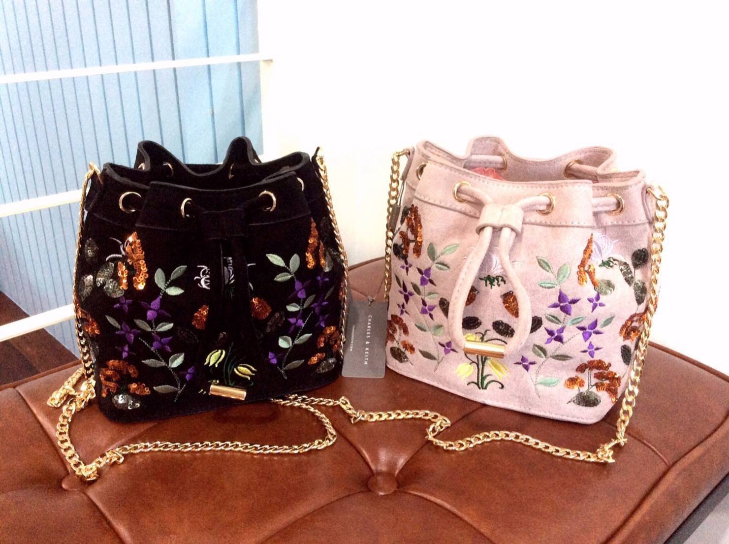 กระเป๋าสะพาย CHARLES & KEITH EMBELLISHED DRAWSTRING BAG SL2-20780488 ทรงขนมจีบ ปักลายดอกไม้ ชนชอป สิงคโปร์ 2018 สุด chic กระเป๋าผ้าผสมหนัง ปักลาย สีสันสวยงาม เปิดปิดด้วยหนังรูด อะไหล่ทองทั้งใบ สวย น่ารักกก!!! มากๆค่ะ นานๆจะผลิตออกมาวางจำหน่ายที สาวๆแฟน C&