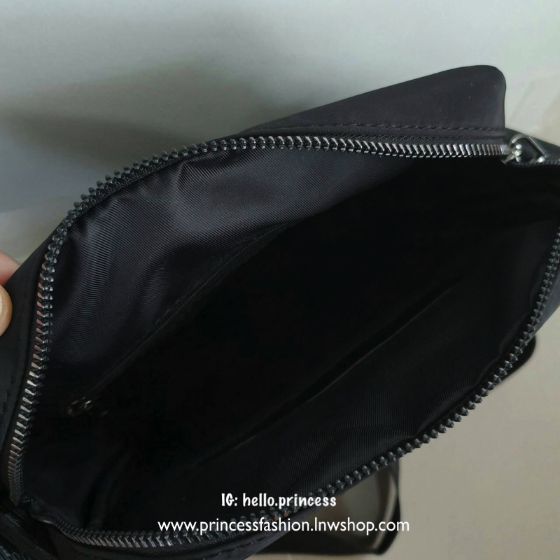 กระเป๋าสะพายข้าง แบรนด์PRADA วัสดุทำจากผ้า Nylon คุณภาพดี สามารถกันน้ำได้ เหมาะสำหรับผู้ชายสายลุยมากค่ะรุ่นนี้ ขนาดกะทัดรัดไม่ใหญ่ไม่เล็กเกินไป สามารถใส่ Tablet ipad ได้คะ อะไหล่สีเงิน ภายในมีช่องซิปใส่ของแยกได้ ด้านหน้ามีช่องซิปสำหรับใส่ของแยก มาพร้อมโลโ