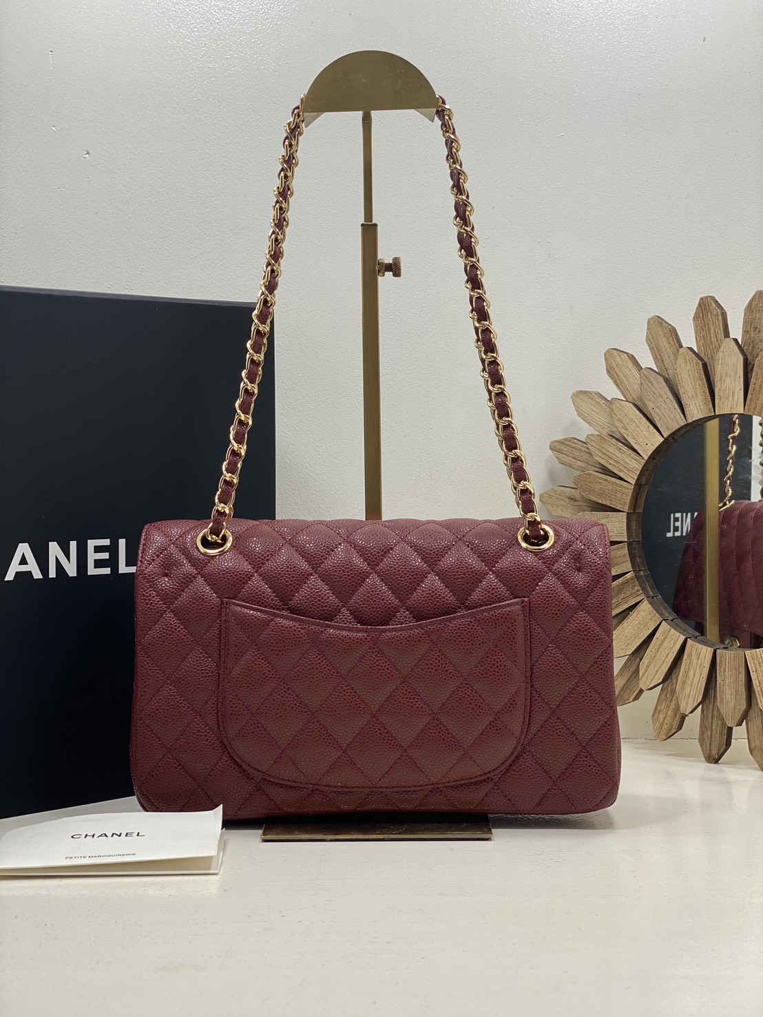 ORI หนังแท้ | CHANEL Classic Medium Flap Bag 25cm กระเป๋าสะพายคลาสสิกรุ่นยอดนิยมตลอดกาล ดีไซน์เรียบหรูหราขับผิว งานหนังแท้ อะไหล่ทองหรูหรา สุดยอดเดอะเบสท์ไอเท็ม