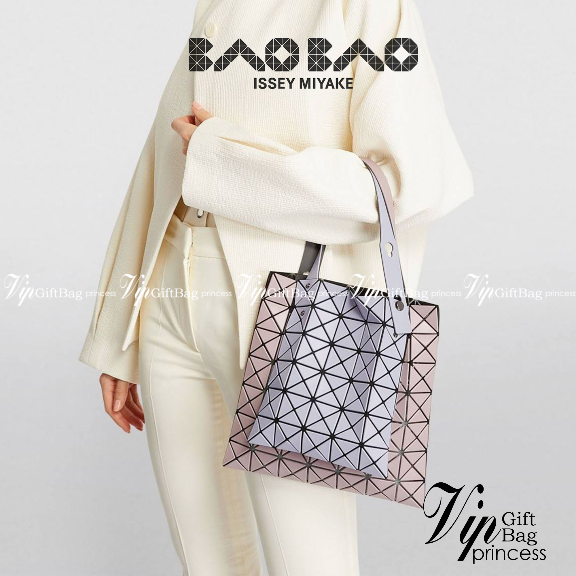 Baobao Issey Miyake Prism Kangaroo tote bag กระเป๋าถือทรงโท้ทที่ประดิษฐ์ขึ้นอย่างเชี่ยวชาญในญี่ปุ่น มาพร้อมแผงเรขาคณิตสำหรับการออกแบบที่ได้รับแรงบันดาลใจจากกระดาษพับ ซิลลูเอทอันเป็นเอกลักษณ์นี้ปิดท้ายด้วยสายรัดแบบอสมมาตร มีการพัฒนาโครงสร้างทรงสามเหลี่ยมเพ