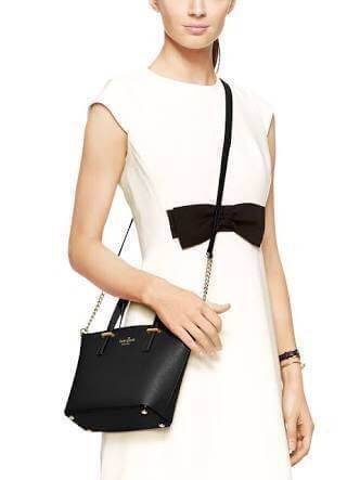 Kate Spade New York Cedar steet Harmony Body Bag กระเป๋าถือหรือสะพาย หนัง Saffiano ความยาวสายโซ่ต่อหนัง100cm. ถอดออกได้ ความสูงของหูจับ14cm ภายในมีช่องซิปและช่องเล็ก มีหมุดรองฐานกันรอย 4 มุม อะไหล่ทองทั้งใบ ขนาดกำลังดี ใส่ของจุกจิก มินิไอแพคได้ค่ะ