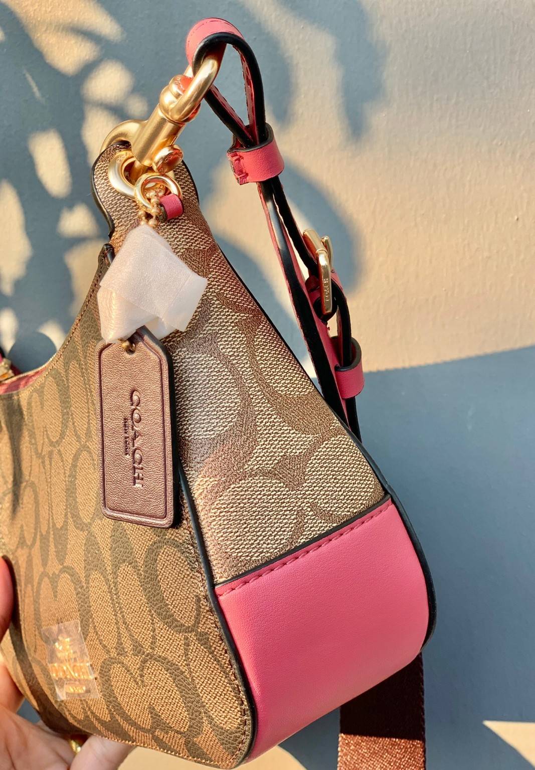 สีเข้าใหม่ สวยมากจริงค่ะ!! COACH JES BAGETTE IN BLOCKED SIGNAATURE ((C6825)) 📌พร้อมส่งที่ไทย สินค้าเข้าใหม่ลาสุดค่ะ! กระเป๋าสะพายครอสบอดี้ร์ หนังแท้ น้ำหนักเบา ทรงสวย 🔺ตัวกระเป๋าเป็นหนังลายC สลับสีได้ลงตัวสวยงาม โดดเด่น น่าใช้มากๆค่ะ!