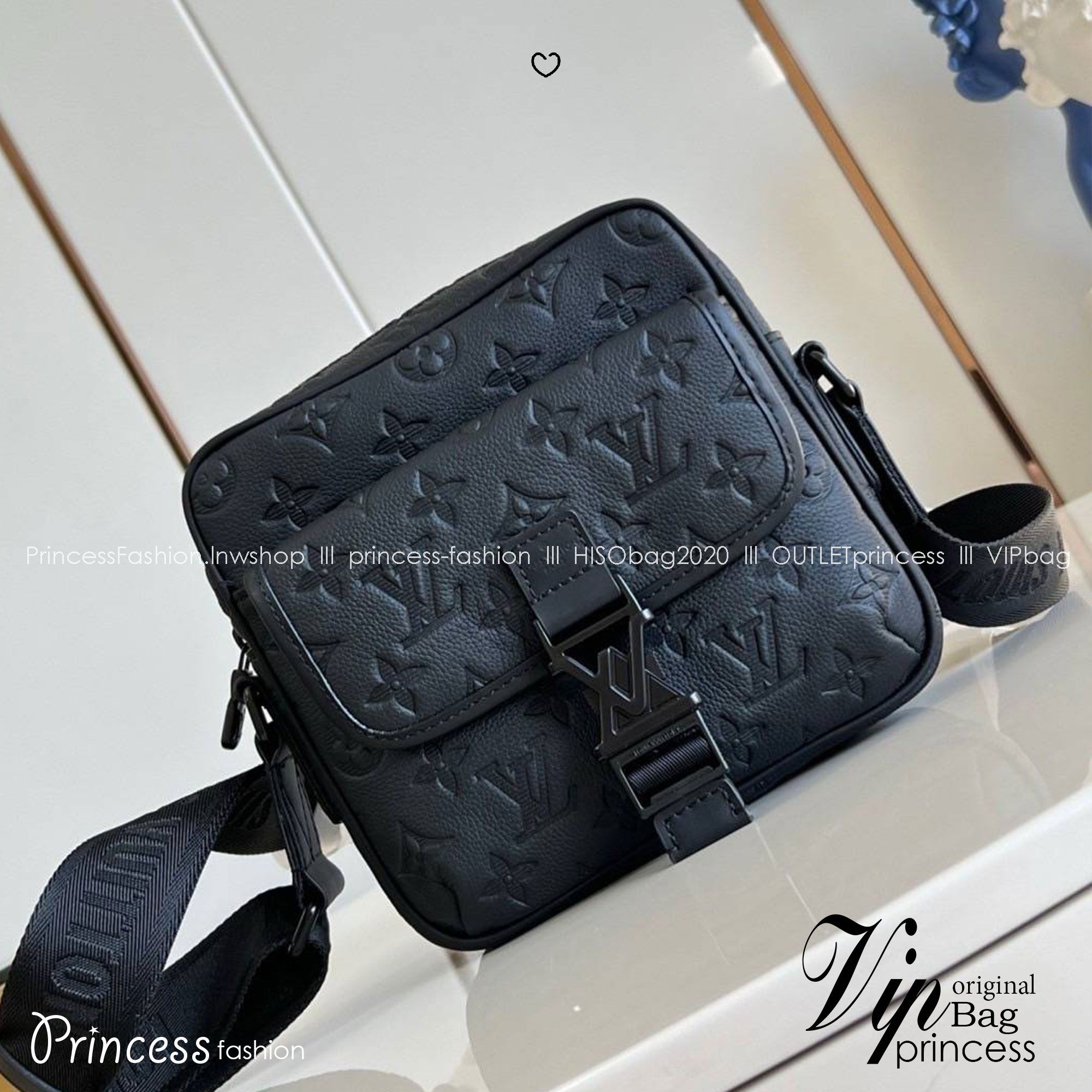 สลับแท้ LV Getaway Messenger Monogram Shadow Leather Bag กระเป๋าแมสเซนเจอร์ ขนาดกะทัดรัดเพรียวบางตอบโจทย์การใช้งาน โดดเด่นด้วยโลโก้ปั้มแบรนด์เต็มใบ