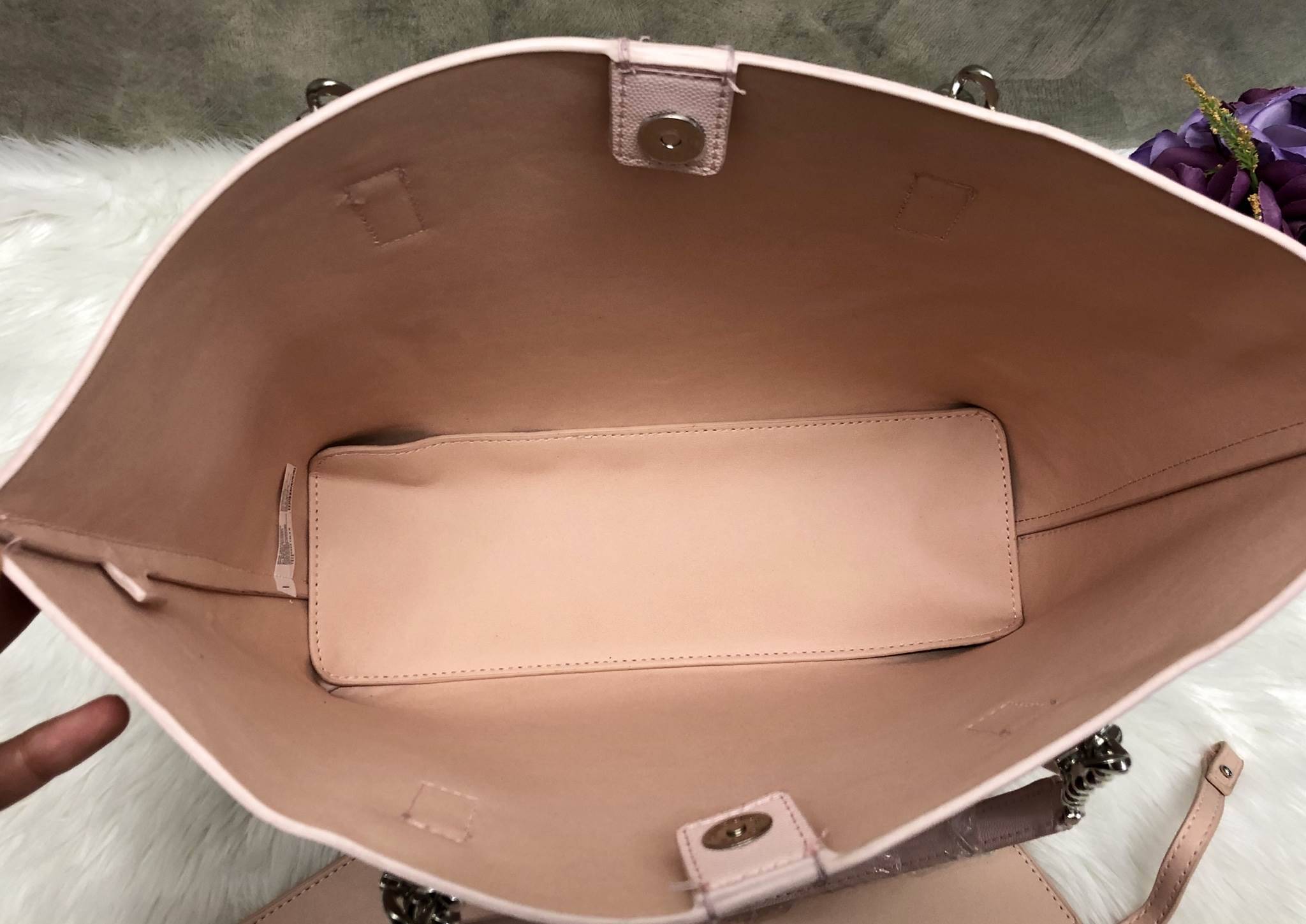 New in CHARLES & KEITH TOTE BAG ลับมาอีกครั้งกับรุ่นขายดี กระเป๋าถือหรือสะพายไหล่ ลายหนังซาฟเฟียโน่ แบบเรียบหรู ดูดีนะค่ะ หูหิ้วเป้นสายโซ่ต่อหนัง ปากกกระเป๋าเปิดปิดแบบแม่เหล้ก ด้านในโล่งกว้างใส่ของจุ รุ่นนี้มาพร้อมกระเป๋าขนาดกลางแบบซิปถอดออกแยกใช้งานได้อี