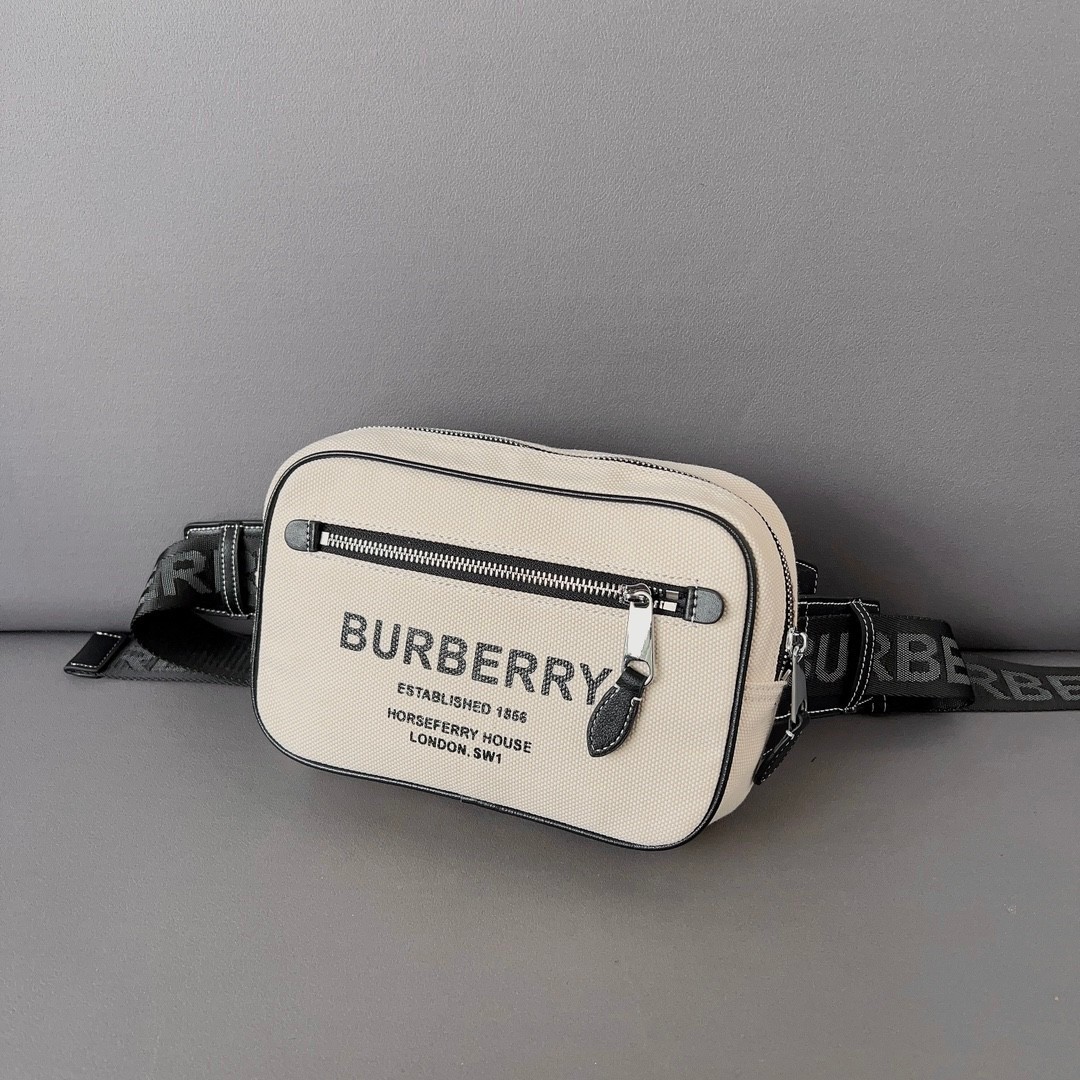 Burberry Canvas 'Horseferry' Bum Bag / BURBERRY CANVAS BELT BAG กระเป๋าทรงคาดอก คาดเอว อีกคอลเลคชั่นที่สามารถใช้ได้แบบ UNISEX วัสดุผ้าแคนวาสธรรมชาติ สกรีนโลโก้สีดำรอบใบ
