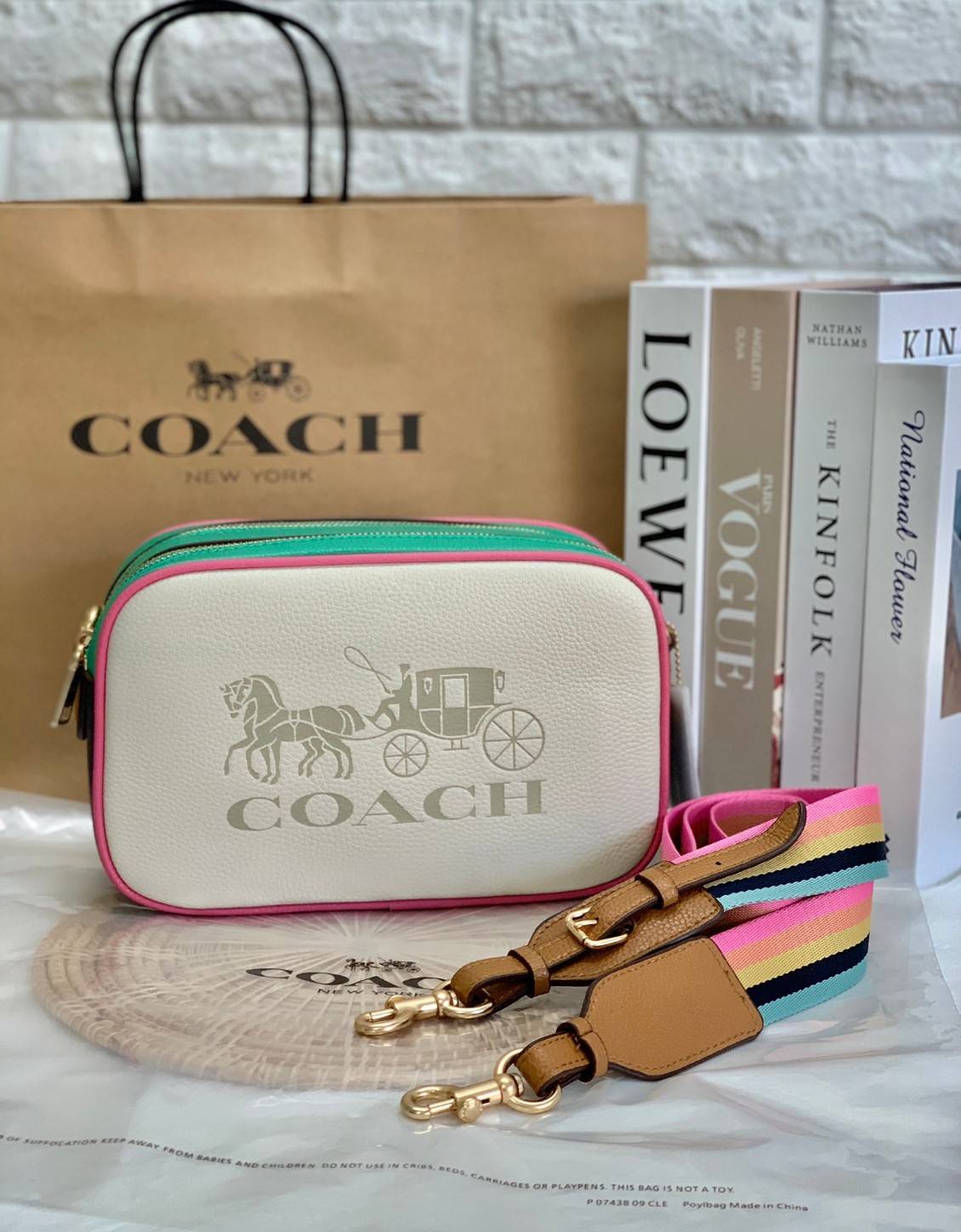 COACH JES CROSSBODY IN COLORBLOCK((72704)) พร้อมส่งอีกครั้ง ห้ามพลาดก่อนหมดค่ะ! กระเป๋าสะพายข้าง//หรือครอสบอดี้ร์ หนังแท้นิ่ม ลายหนังสวยงาม ด้านหน้ามีโลโก้แบรนด์แบบรถม้าเก๋ไก๋ค่ะ มี2ช่องซิปหลักให้ใส่ของ;สามารถใส่กระเป๋าเงินใบยาวได้;ของอื่นๆได้หลายอย่างเลย