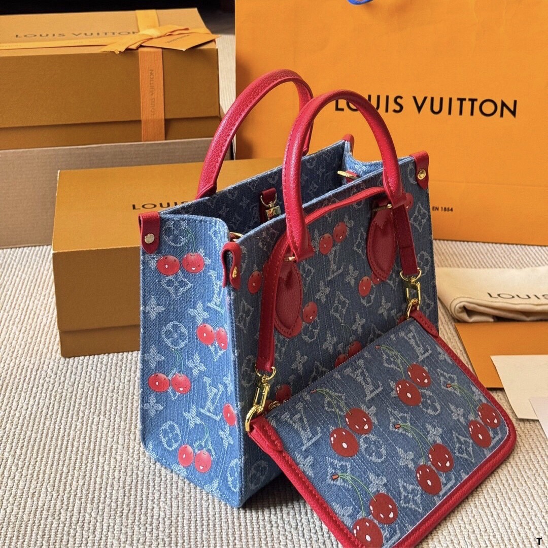 LV OnTheGo PM Monogram cherry denim 25cm กระเป๋าสะพายทรงโท้ท ไอเท็มสุดโดดเด่นมีชีวิตชีวา ด้วยเดนิมวินเทจปักลายเชอร์รี่สีสันสดใสสะดุดตาสะท้อนสไตล์ไอคอนิก