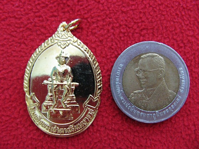 สินค้าหมดค่ะ เหรียญพระเจ้าตากสิน สีทอง แบบวงรี วัดลุ่ม จ.ระยองค่ะ