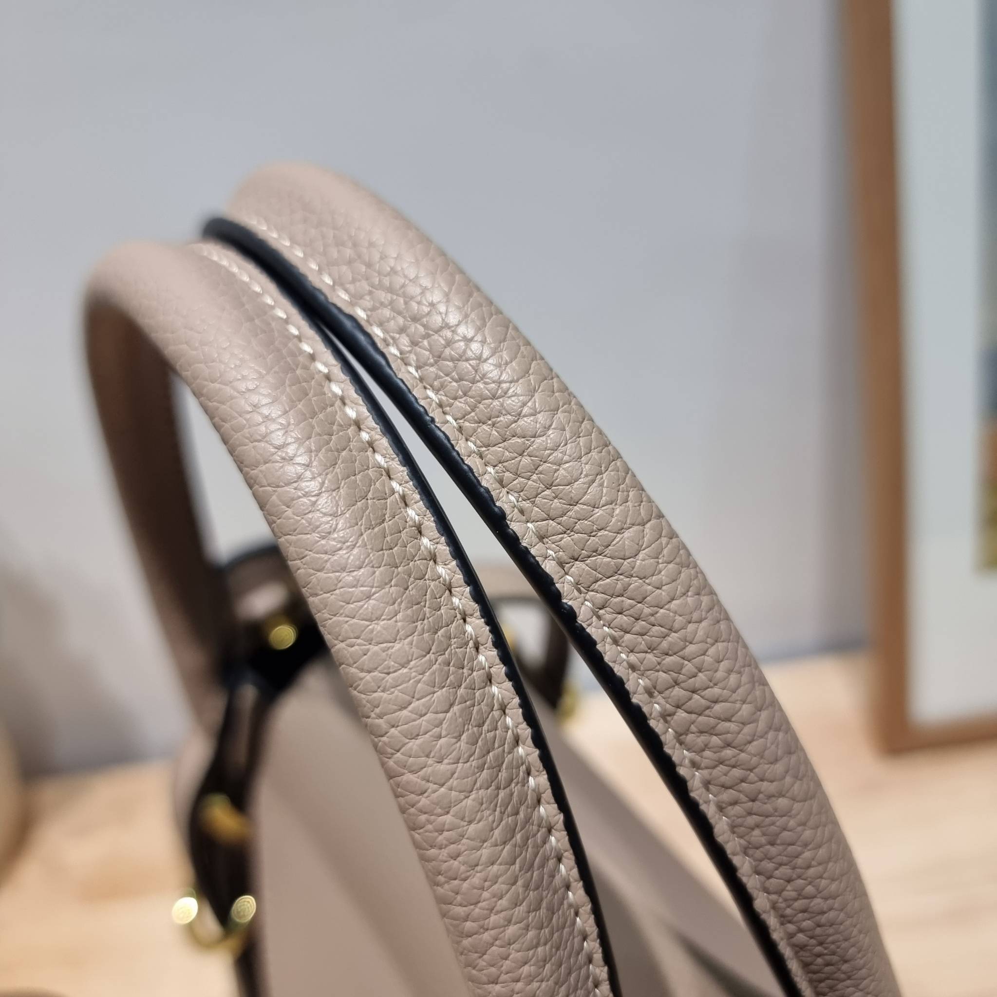 PRADA Saffiano leather bag / Prada leather bag กระเป๋าถือ/สะพายล่าสุด ที่ดีไซน์เรียบหรู สวยคมชัด เต็มไปด้วยดีเทลน่าใช้ สายคล้องไหล่ที่สามารถถอดออกได้