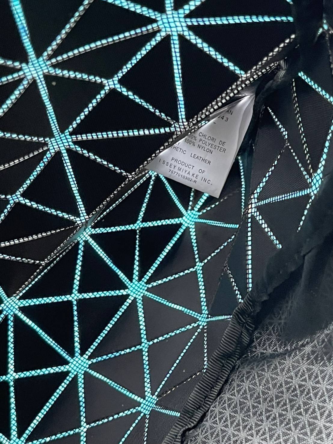 Baobao Issey Miyake Prism Kangaroo tote bag กระเป๋าถือทรงโท้ทที่ประดิษฐ์ขึ้นอย่างเชี่ยวชาญในญี่ปุ่น มาพร้อมแผงเรขาคณิตสำหรับการออกแบบที่ได้รับแรงบันดาลใจจากกระดาษพับ ซิลลูเอทอันเป็นเอกลักษณ์นี้ปิดท้ายด้วยสายรัดแบบอสมมาตร มีการพัฒนาโครงสร้างทรงสามเหลี่ยมเพ