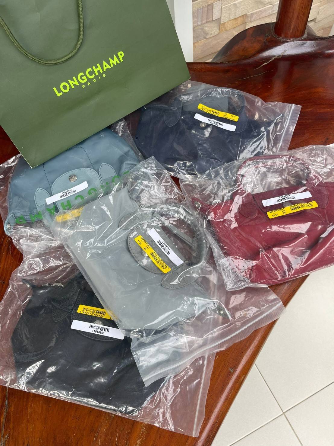 LONGCHAMP LE PLIAGE NÉO TOP HANDLE BAG XS คอลเลคชั่นสุดพิเศษจากลองฌอมป์ มีดีไซน์ที่เรียบหรูและคลาสสิก แฝงด้วยลูกเล่นแบบเฟมินีน แถมยังมีน้ำหนักเบาอย่างไม่น่าเชื่อ มาพร้อมกับหูจับกระเป๋าคู่และฝาปิดแบบกระดุม กระเป๋าถือใบนี้สามารถใช้ถือแบบทั่วไป มีสายสะพายถอด