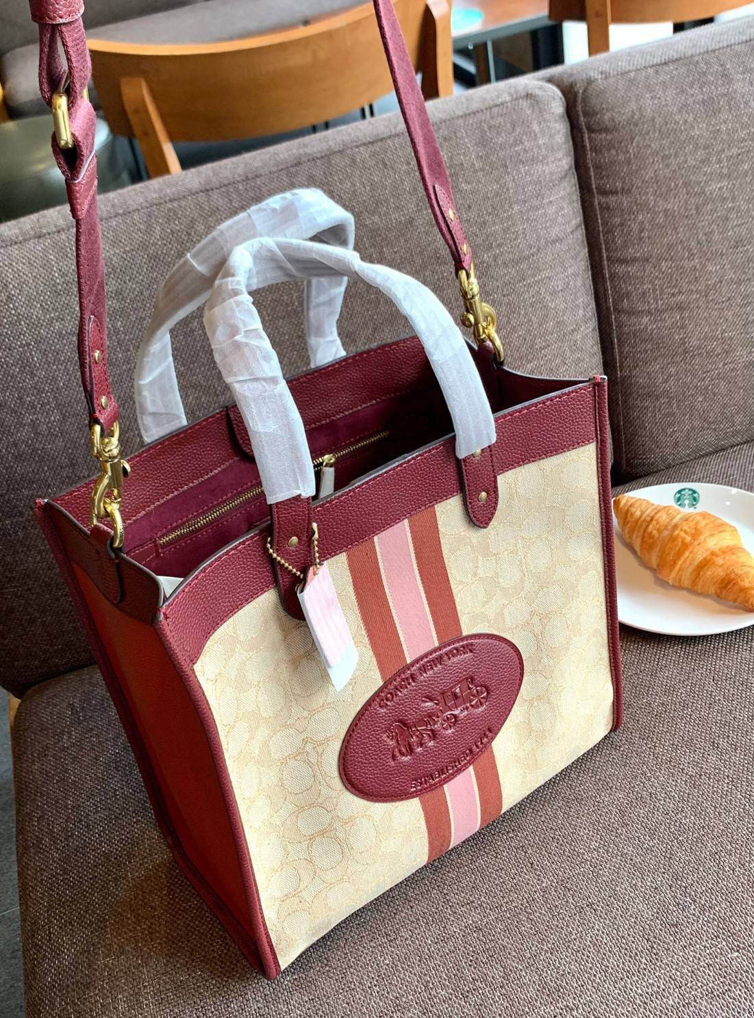 Coach 5868 Field Tote In Signature Jacquard With Horse And Carriage Prints 📣พร้อมส่ง ยังไม่เข้าไทยจ้าา!! กระเป๋าทรงTote สูง ใบใหญ่ วัสดุJacquard+หนังแท้ อย่างดี ได้ลงตัวแมทกันสวยงามมากๆค่ะ ด้านหน้าตัดแทบสีตรงกลางยาวลงมาบวกกับป้ายแบรนด์หนังตัวใหญ่ด