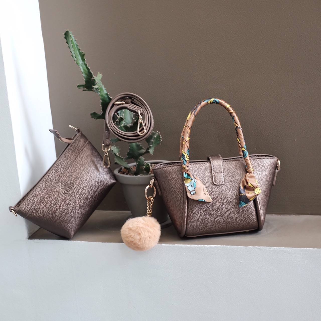 กระเป๋าทรงน่ารักๆ รับ Summer นี้เลยค่า KEEP ‘ Basket ‘ Handbag > ทรงน่ารัก (ราคานี้แถม ปอมๆ และผ้าพันหูกระเป๋าให้ 2 ผืน เข้า Set ) > มีใบเล็กด้านใน ให้อีก 1 ใบ สามารถเอาออกมาใช้สะพายได้ ( เหมือนซื้อ1ได้2 ) >น้ำหนักเบา ใบเล็กกะทัดรัด เหมาะกับ Summ